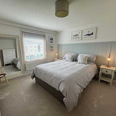 Marina Sea View Apt - Second Floor With Lift, Modern Хоулихед Екстериор снимка