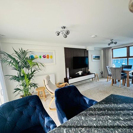 Marina Sea View Apt - Second Floor With Lift, Modern Хоулихед Екстериор снимка