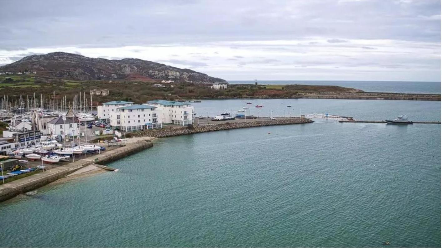 Marina Sea View Apt - Second Floor With Lift, Modern Хоулихед Екстериор снимка