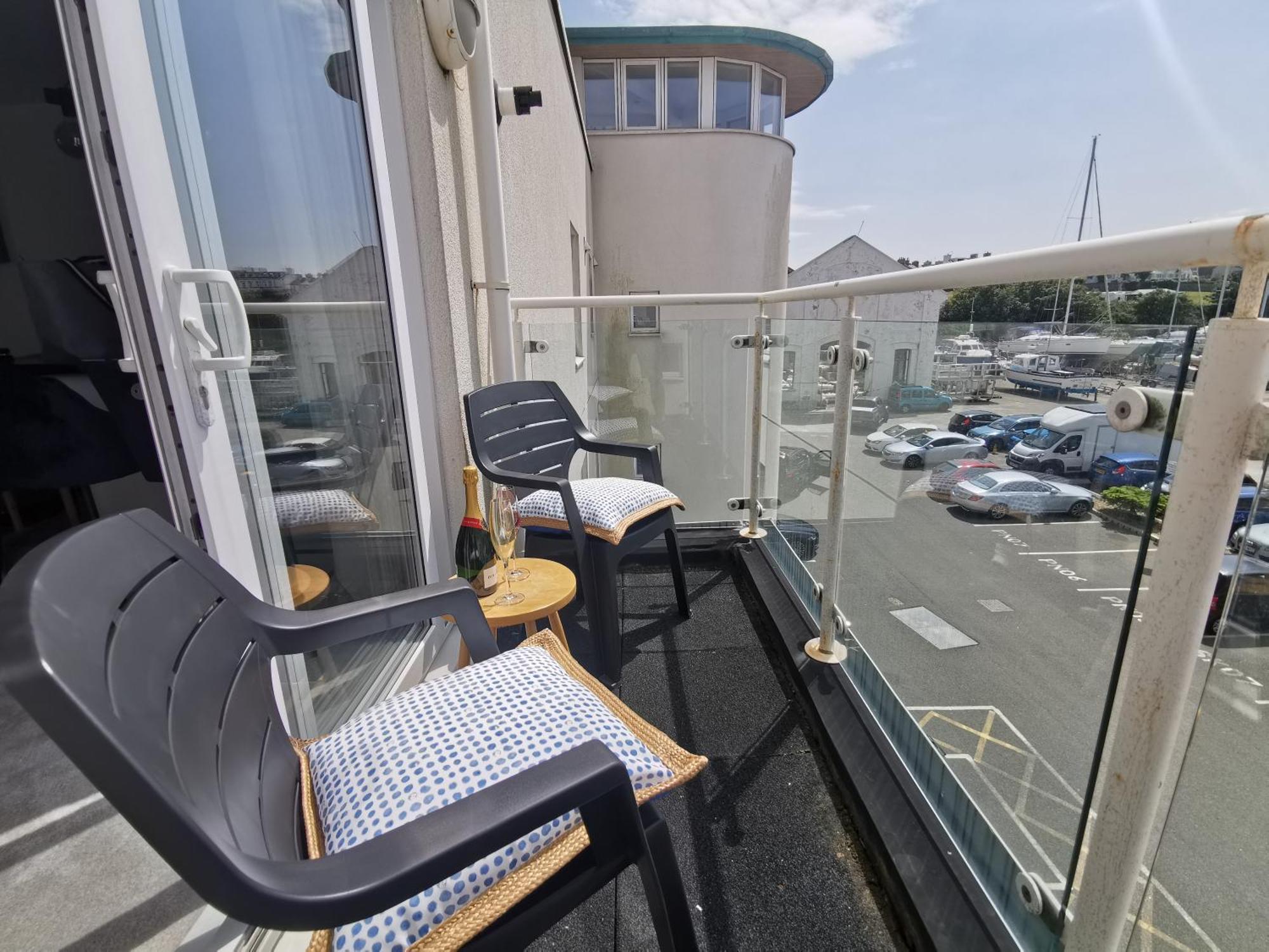 Marina Sea View Apt - Second Floor With Lift, Modern Хоулихед Екстериор снимка