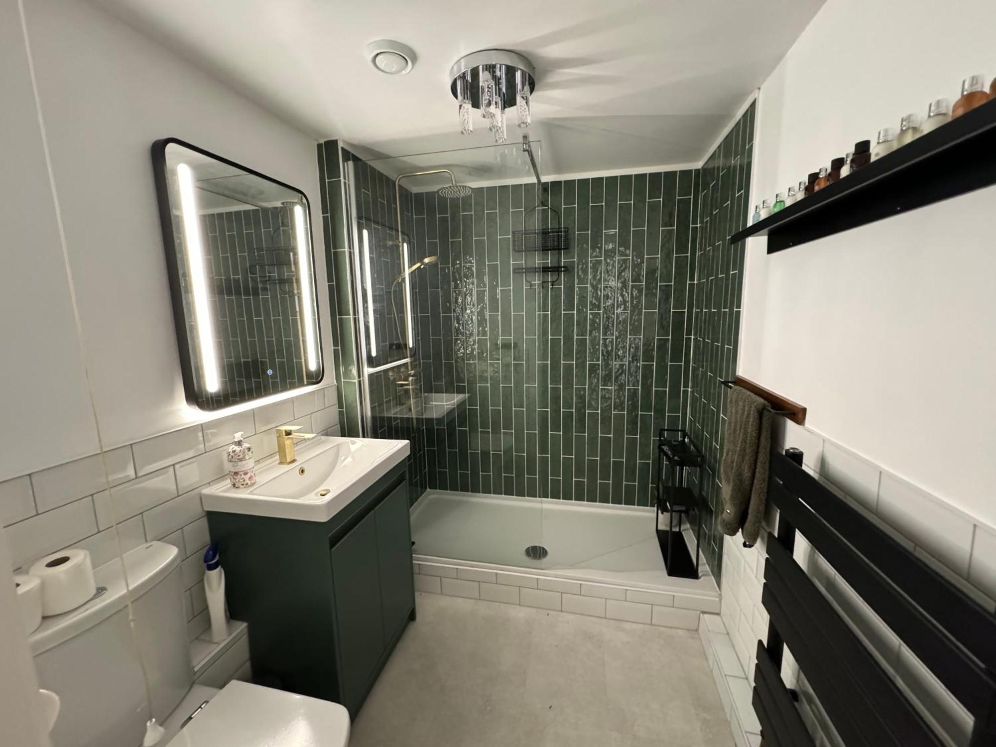 Marina Sea View Apt - Second Floor With Lift, Modern Хоулихед Екстериор снимка