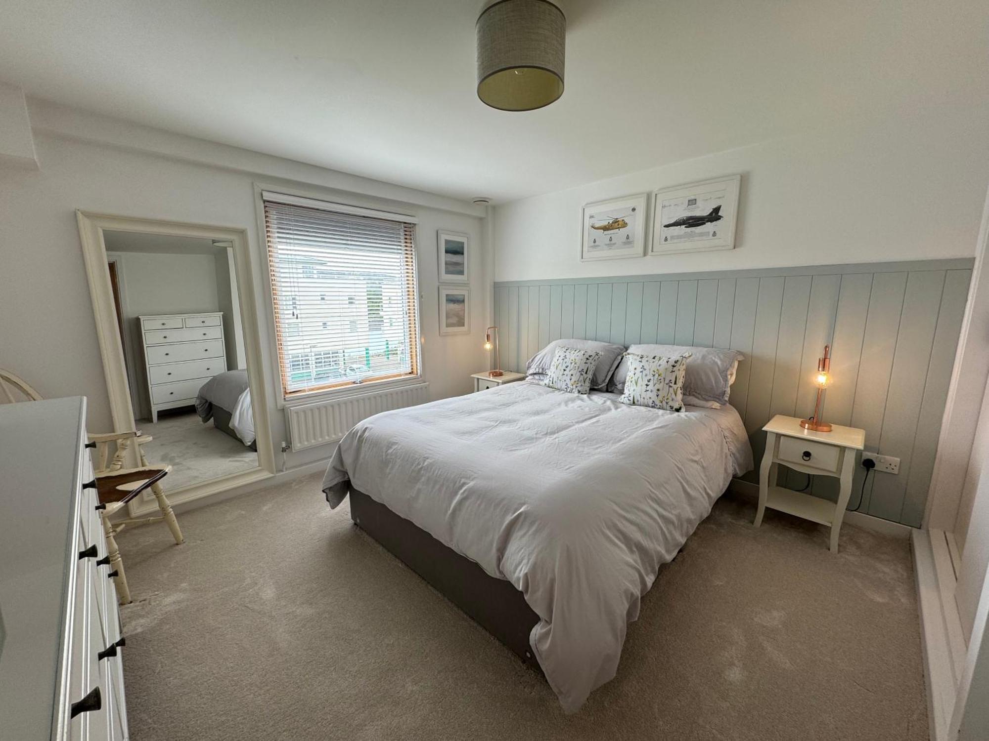 Marina Sea View Apt - Second Floor With Lift, Modern Хоулихед Екстериор снимка