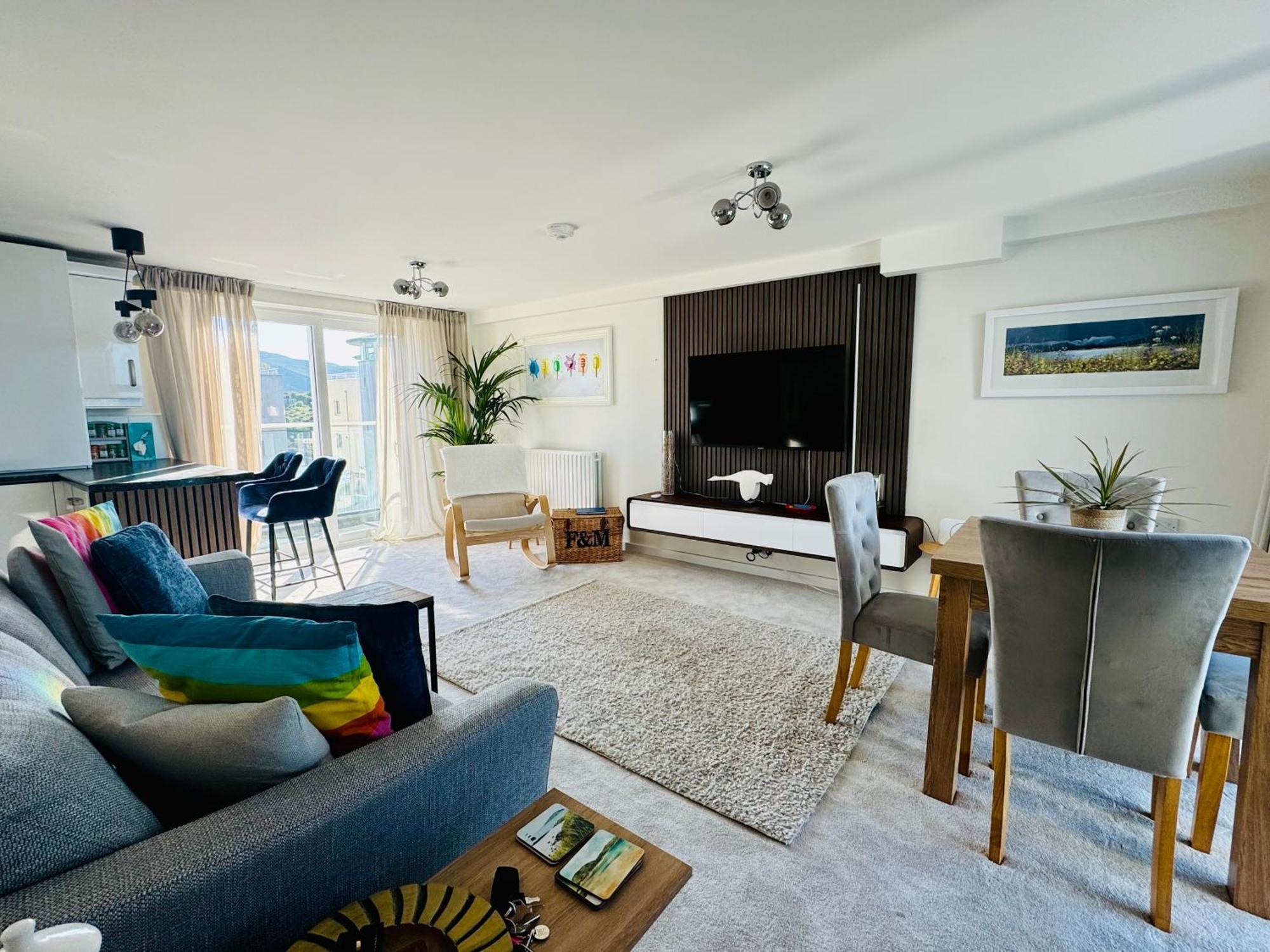 Marina Sea View Apt - Second Floor With Lift, Modern Хоулихед Екстериор снимка