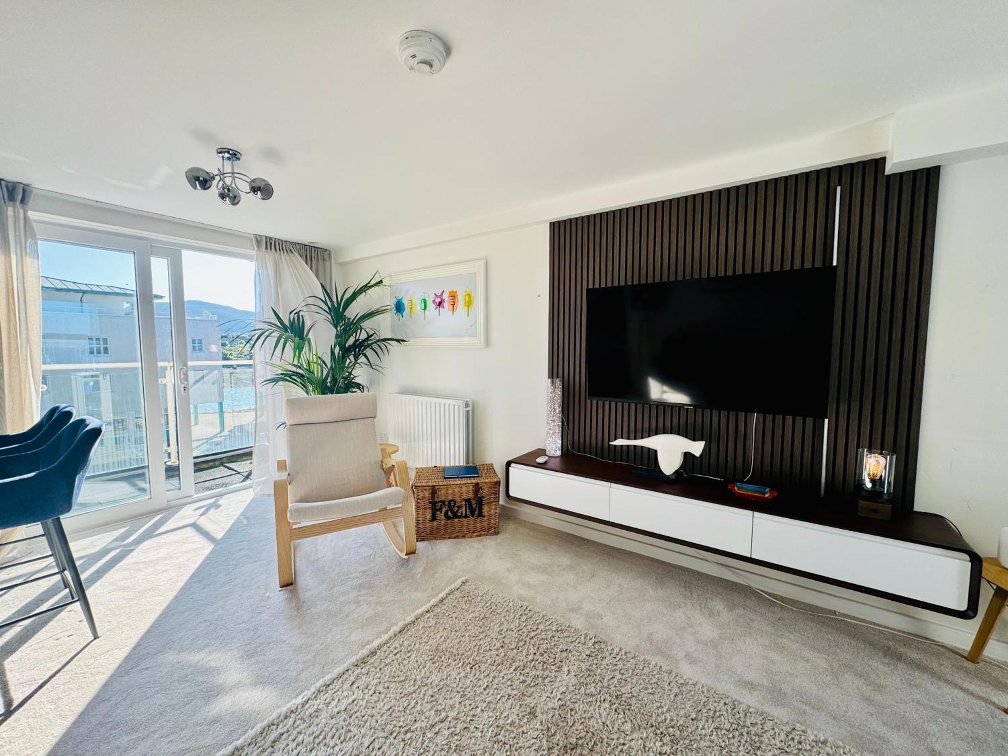 Marina Sea View Apt - Second Floor With Lift, Modern Хоулихед Екстериор снимка