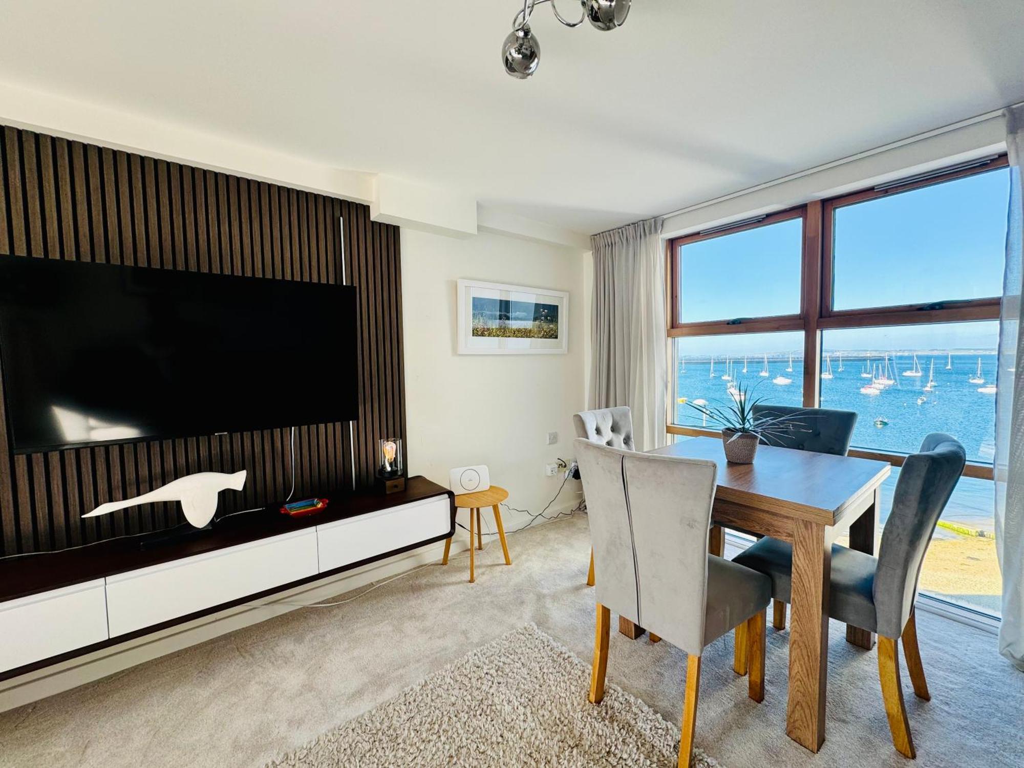 Marina Sea View Apt - Second Floor With Lift, Modern Хоулихед Екстериор снимка