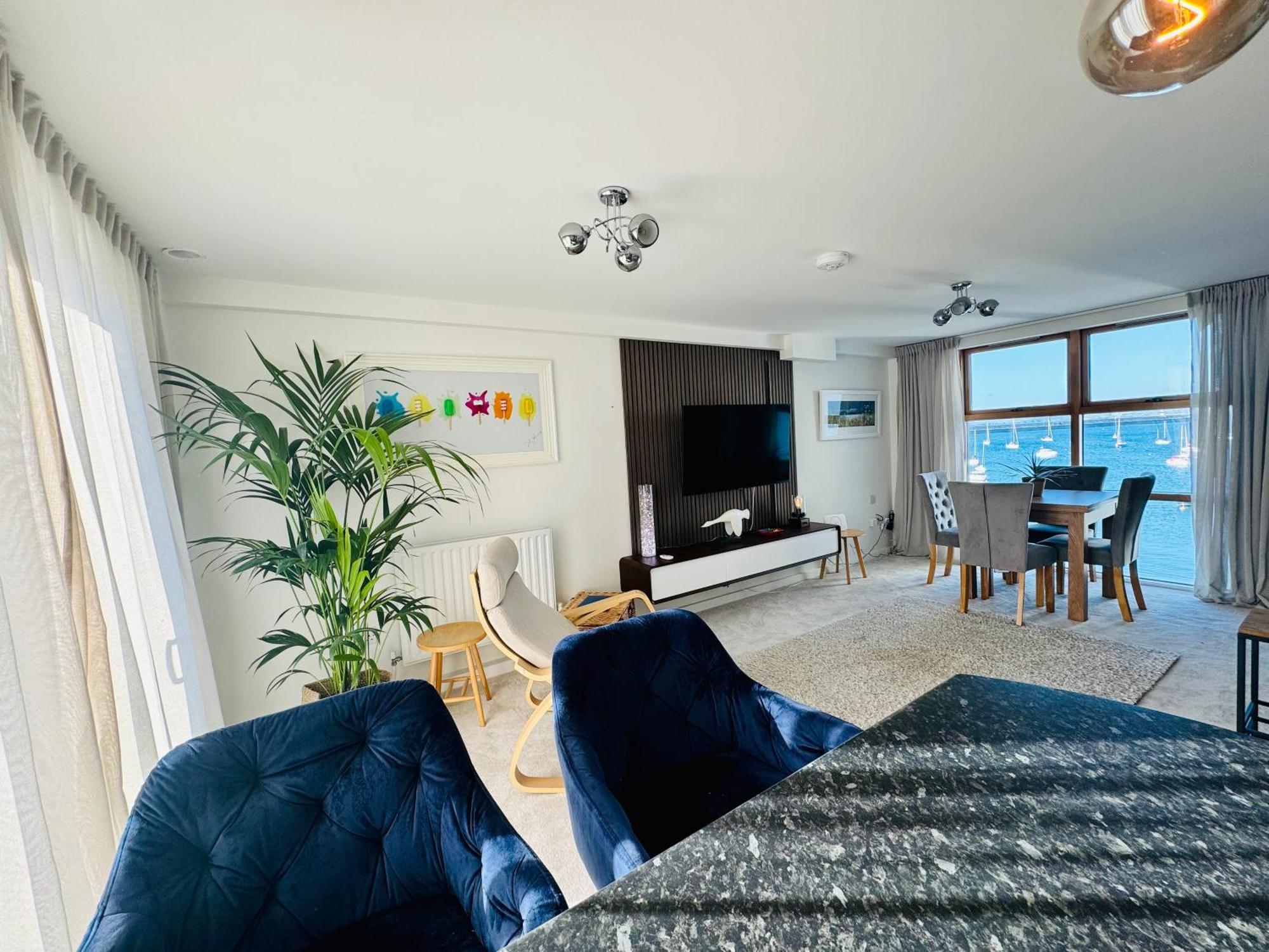 Marina Sea View Apt - Second Floor With Lift, Modern Хоулихед Екстериор снимка